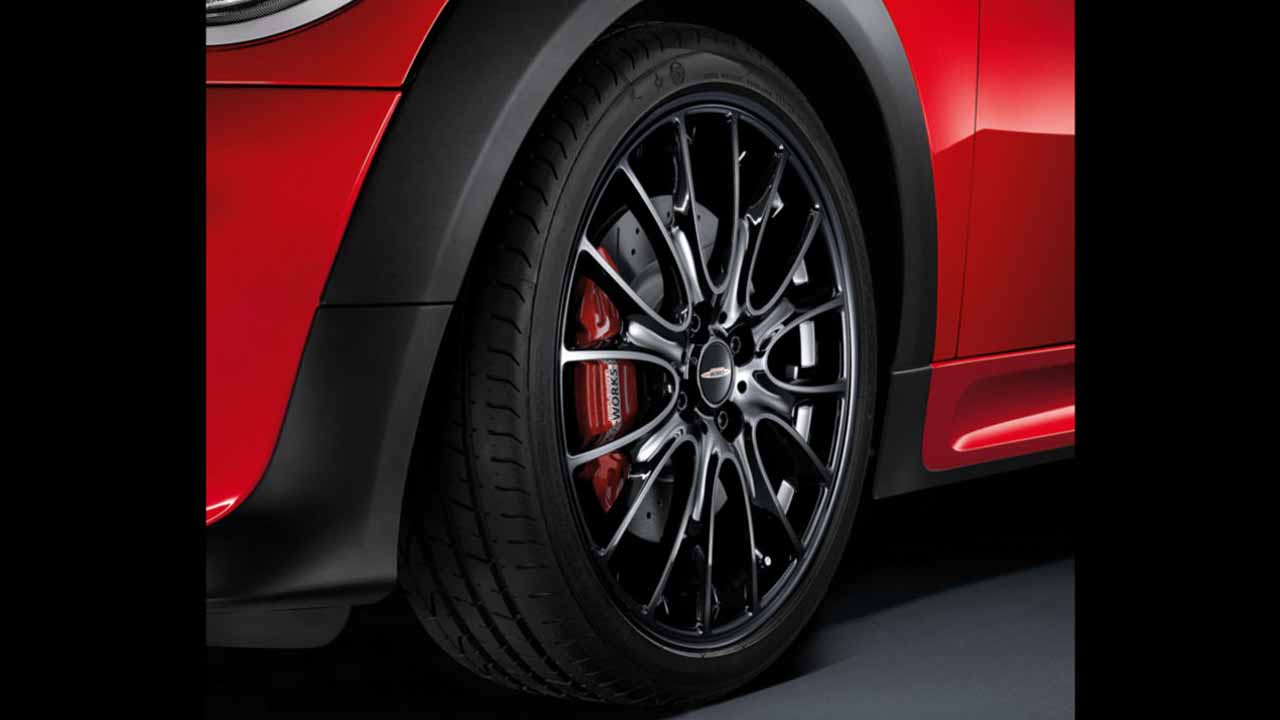 Cross Spoke R113 light alloy wheel in high gloss Black