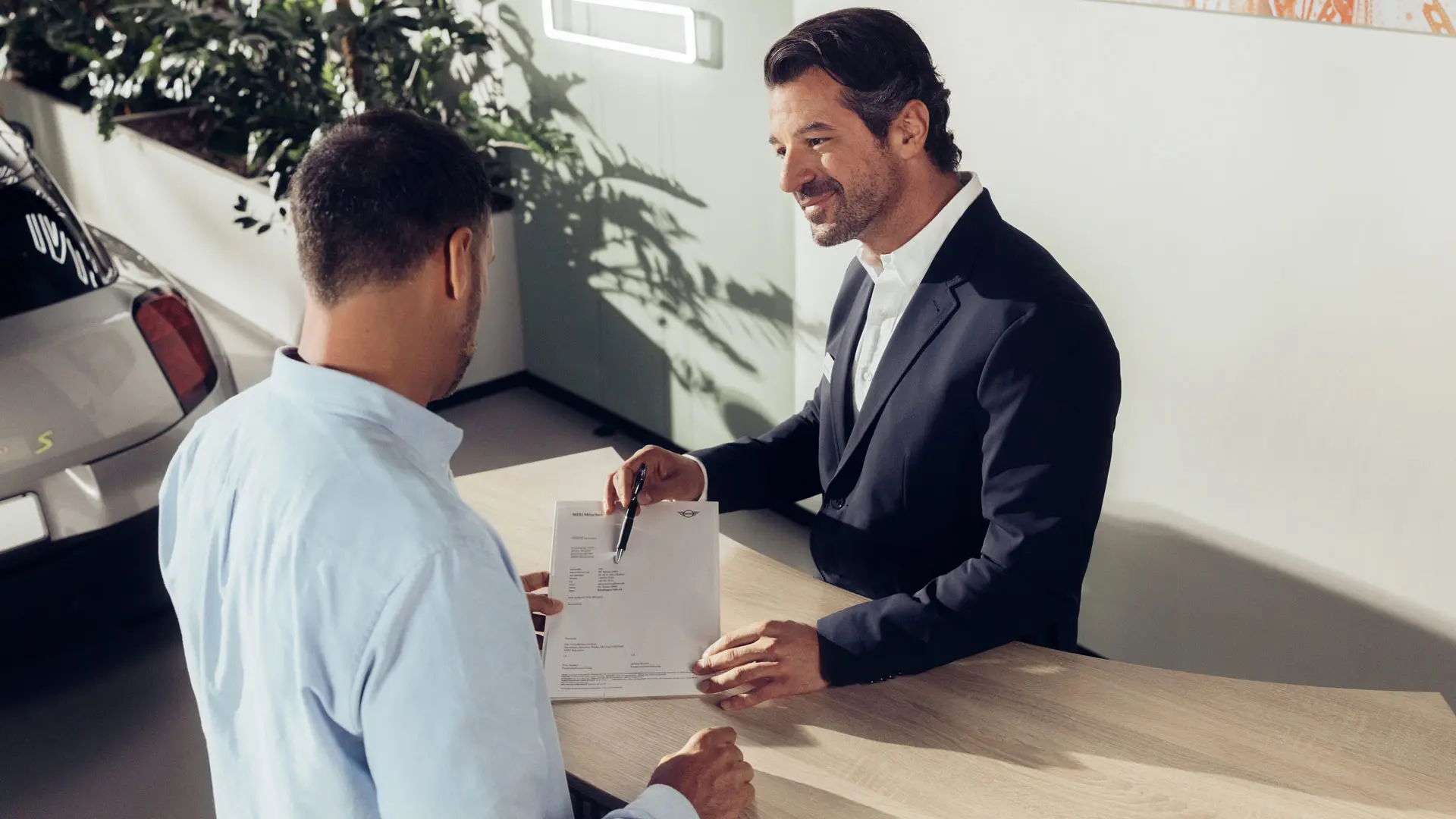 A MINI Partner service assistant advises a customer about MINI Tyre Insurance options.