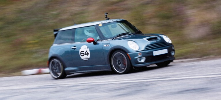 Gavin Rooke takes on the 2016 Simola Hillclimb in Knysna in his 2006 MINI John Cooper Works GP. Visible on the windscreen are the words: “Knife at a gunfight”. Did he come last? Hell no!