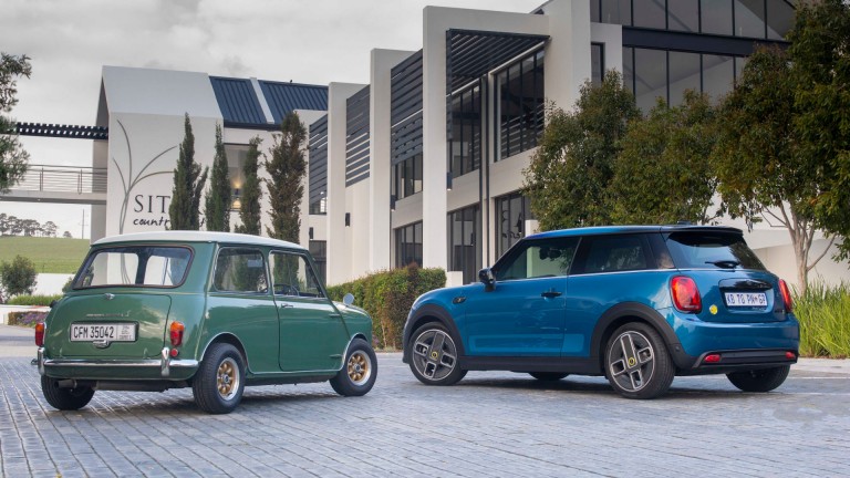 MINI SE MEETS AUSTIN COOPER S