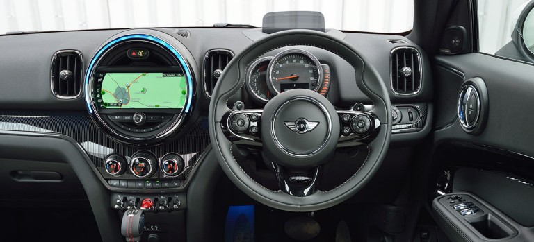 The central instrument panel includes the MINI Connected App, which functions as a personal assistant on a day-to-day basis and when travelling.