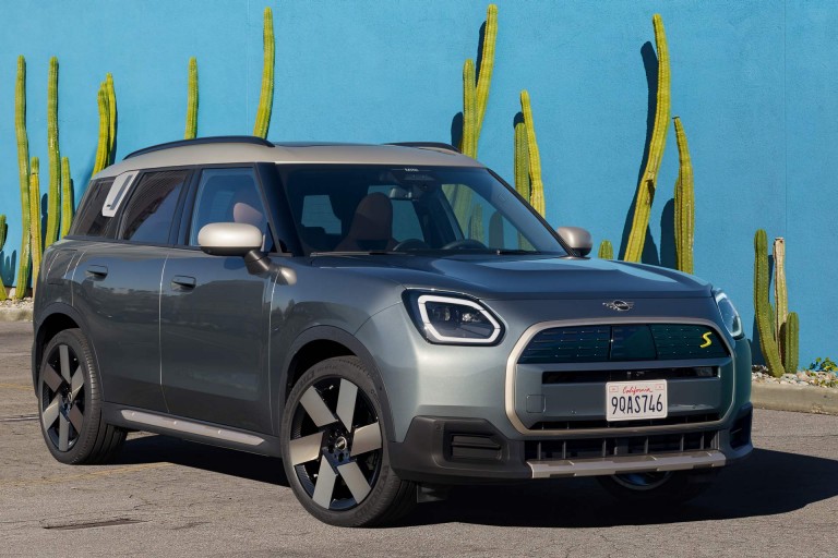 MINI all-electric Countryman - charging - workplace charging